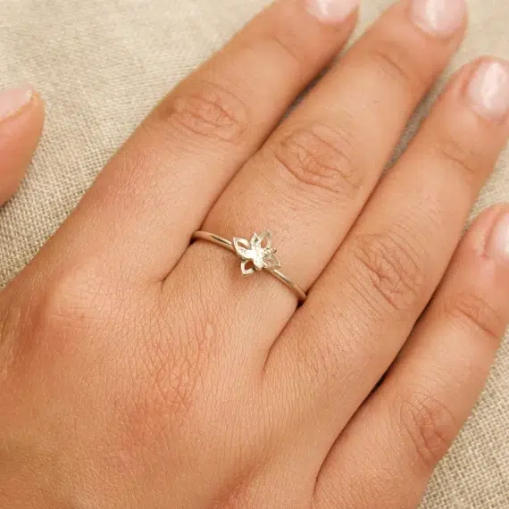 main de femme bague anneau fleur argent 925 fait main en France