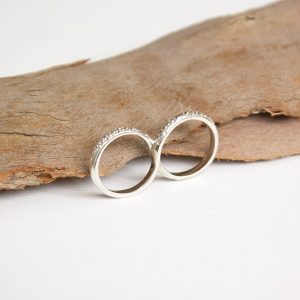 bague double doigts sign de l'infini deux anneaux