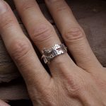 main qui porte une bague avec deux prénoms en argent massif 925