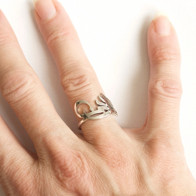 main avec bague prénom écriture arabe en argent