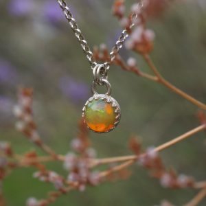 pendentif femme opale ronde argent