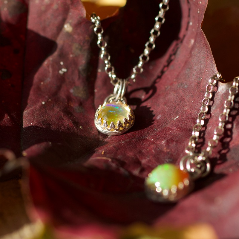 pendentif avec opale ronde transparente reflets arc en ciel en argent