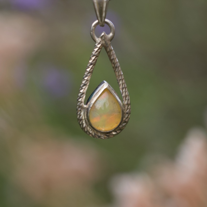 pendentif en argent et opale forme goutte pour femme