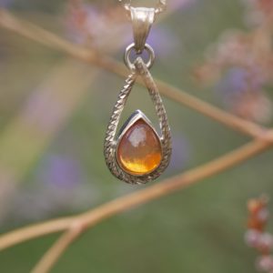 pendentif en argent avec opale véritable goutte mauve orangé