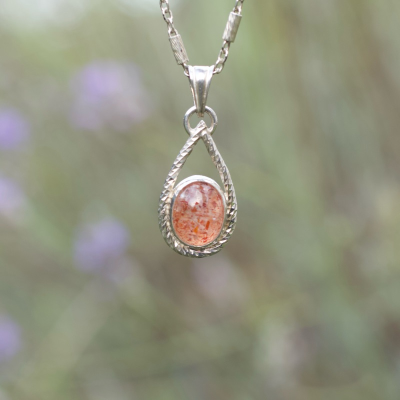 pendentif pour femme avec pierre de soleil rouge orange en argent