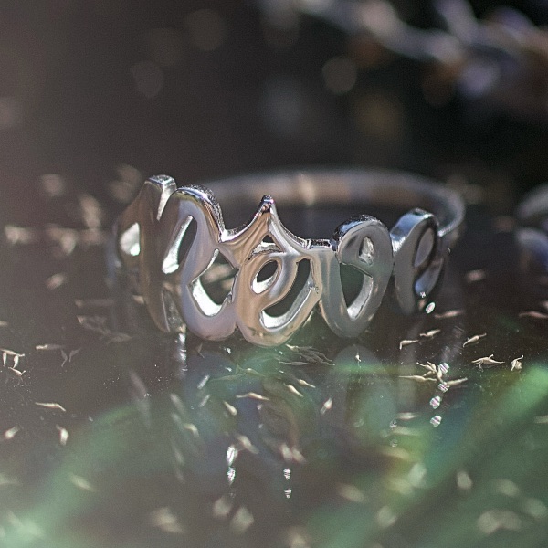 Bague en argent avec le mot rêve