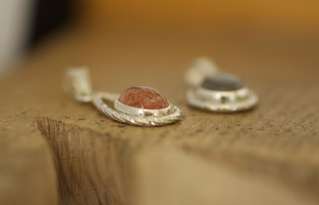 atelier de bijouterie avec des pendentifs en argent et pierre de soleil pierre de lune