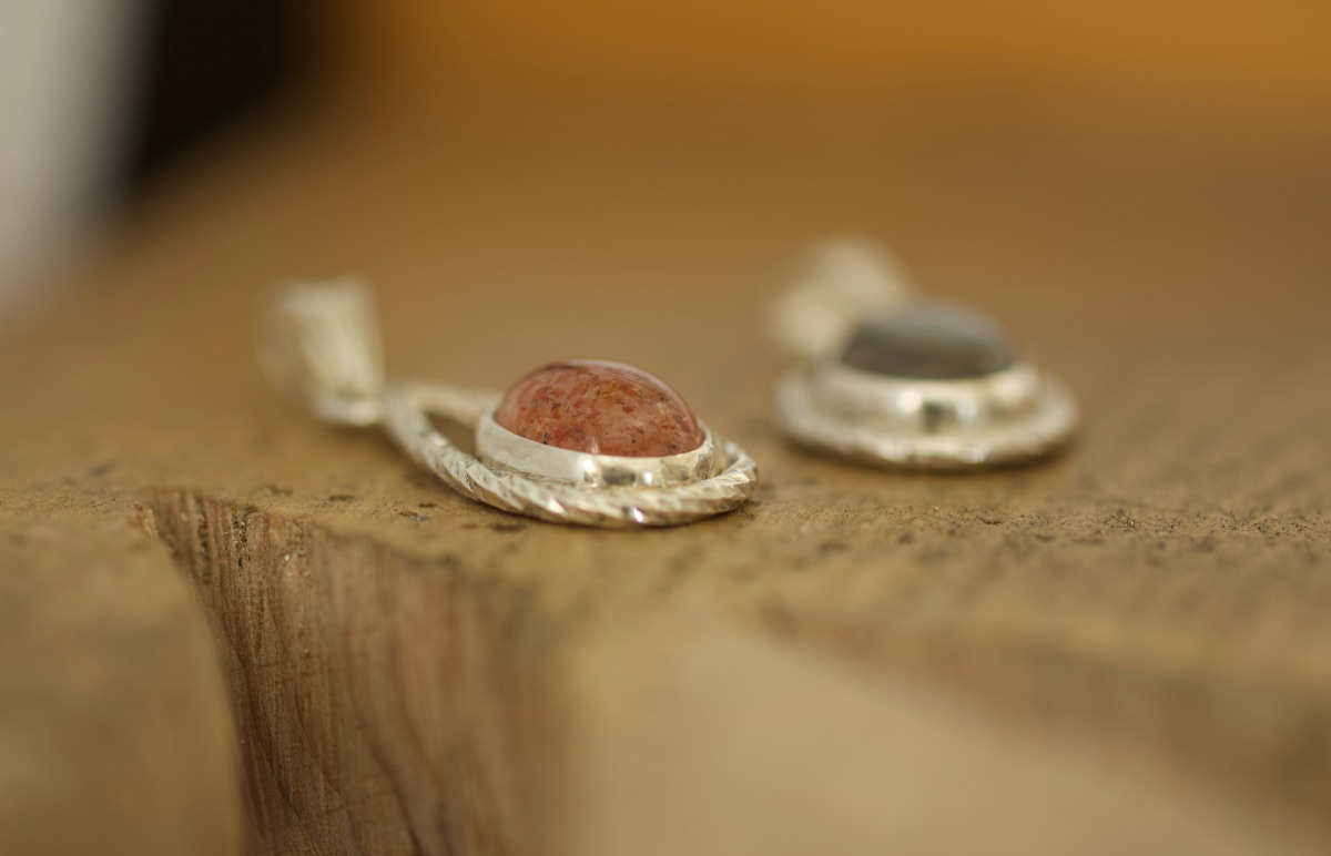 atelier de bijouterie avec des pendentifs en argent et pierre de soleil pierre de lune