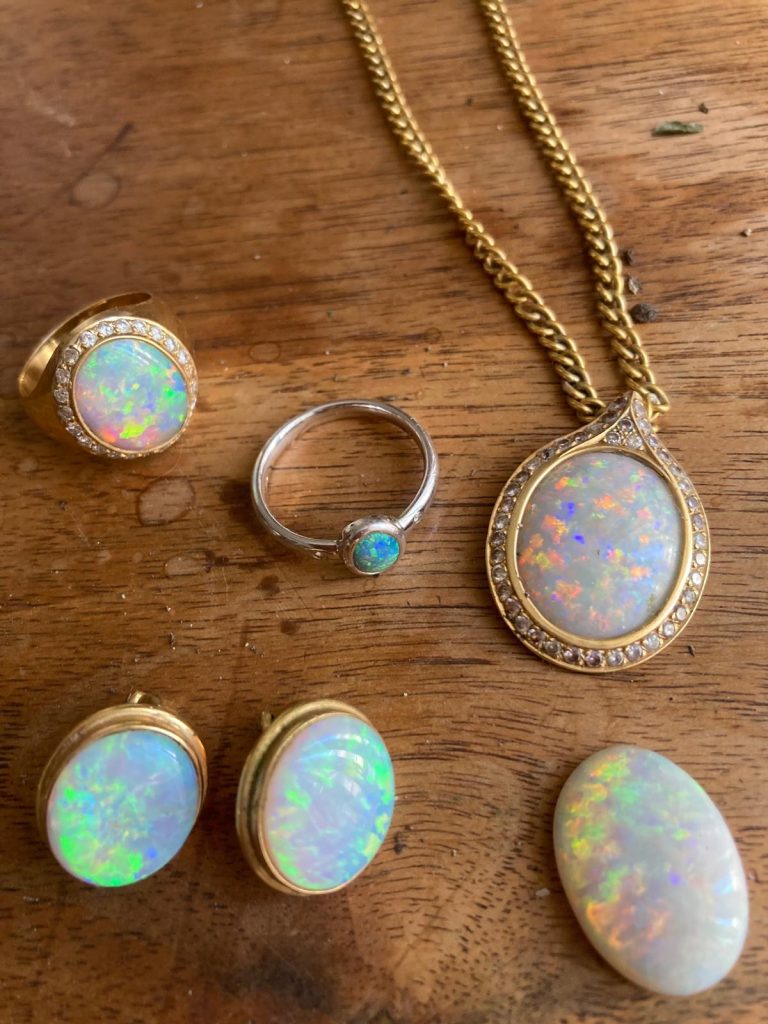 collection de bijoux avec des opales d'Australie