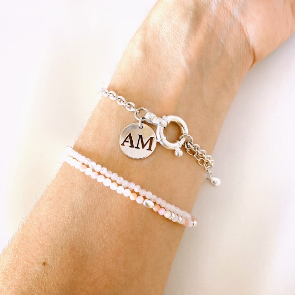 poignet avec bracelet médaille initiales en argent