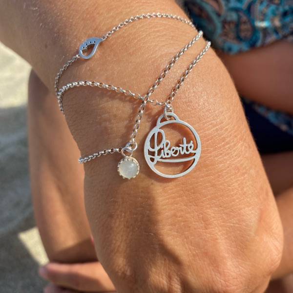 bracelet personnalisé en argent mot liberté et pierre de lune