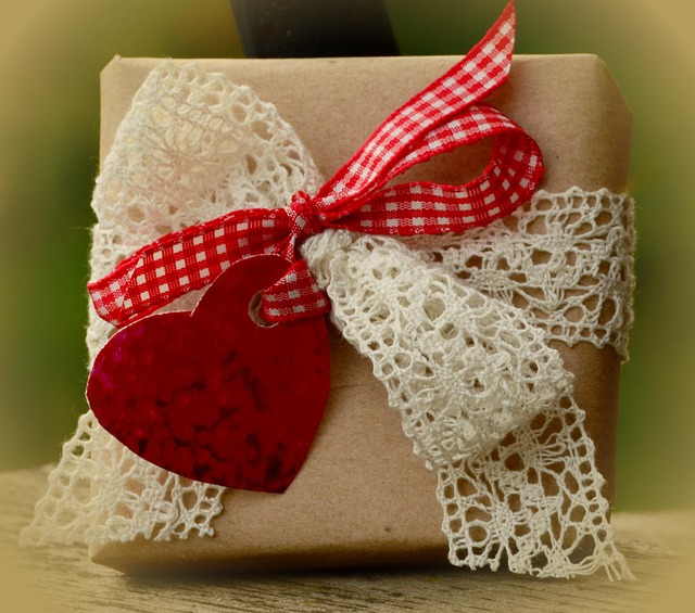 boîte cadeau avec coeur et ruban